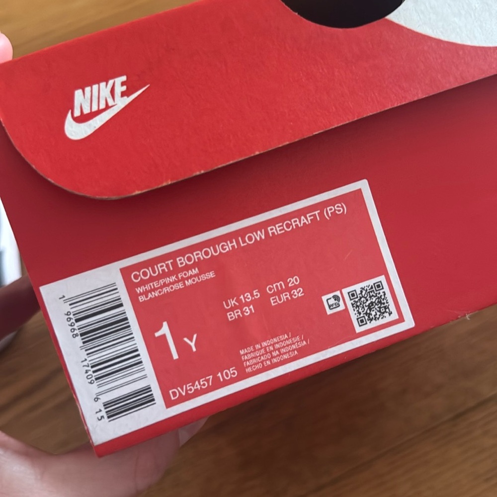 Nike sneakers for girls. - Picture 6 of 6